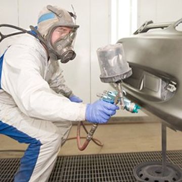 Talleres Emicruz hombre pintando parte de auto