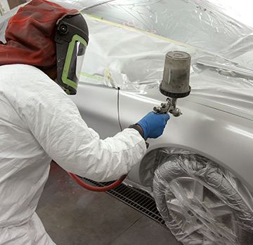 Talleres Emicruz hombre pintando auto blanco